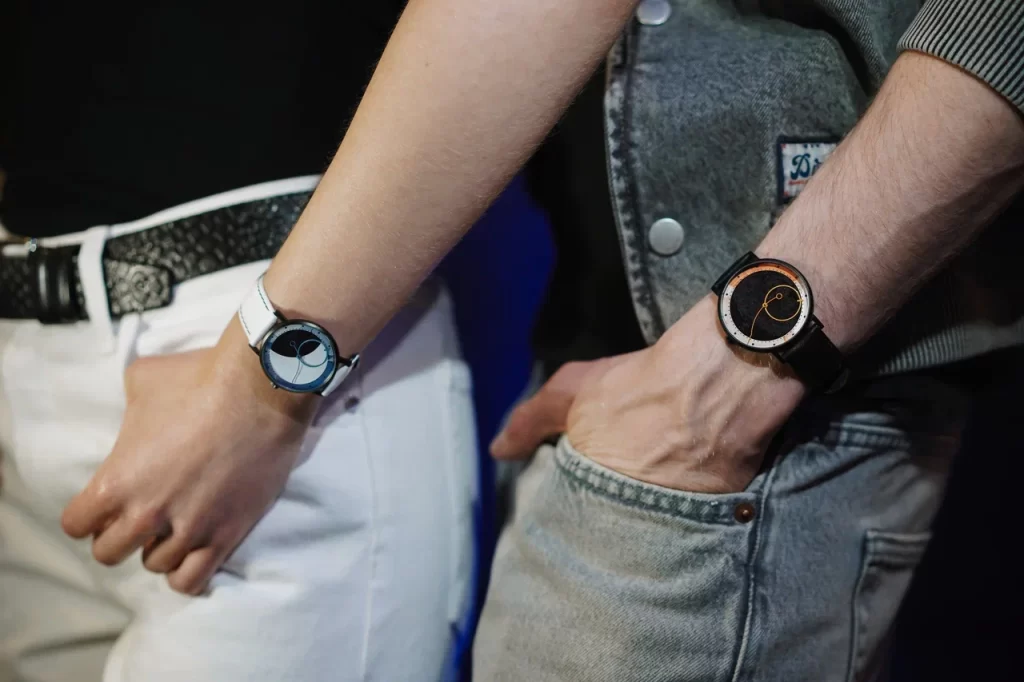 В Беларуси выпустили парные часы по мотивам затмений