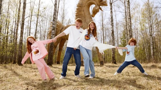 С блинами на футболках. В Беларуси выпустили коллекцию одежду по Масленице