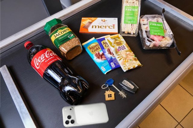 Квартира в Минске, 4 автомобиля и IPhone 17. «Санта» одарит покупателей