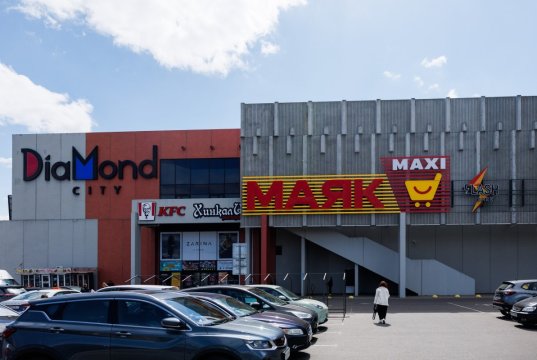 Сколько здесь людей! В Малиновке открыли гипердискаунтер «Маяк Maxi» Сколько здесь людей! В Малиновке открыли гипердискаунтер «Маяк Maxi»