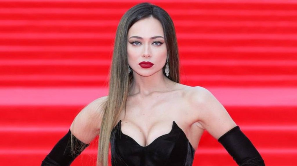 Звезда сериала «Универ» Настасья Самбурская выиграла суд у блогера "Немагия": он назвал девушку эскортницей